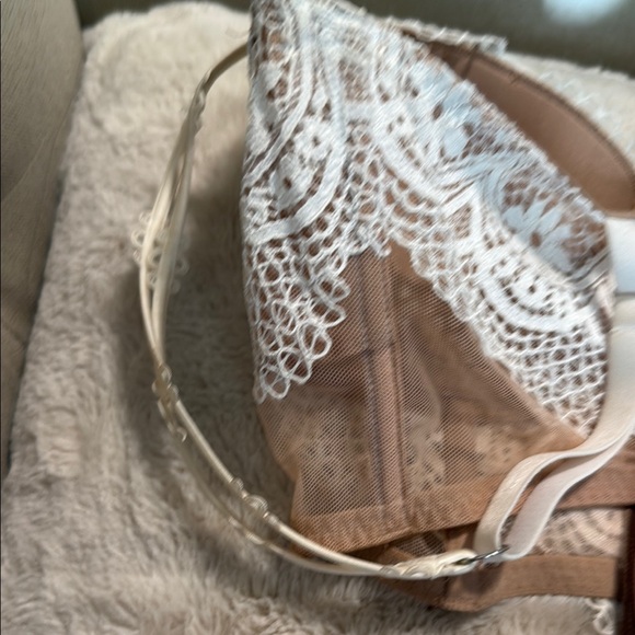 Victoria Secert Elegant Lace Women's Intimate in Cream and Tan - Picture 5 of 8